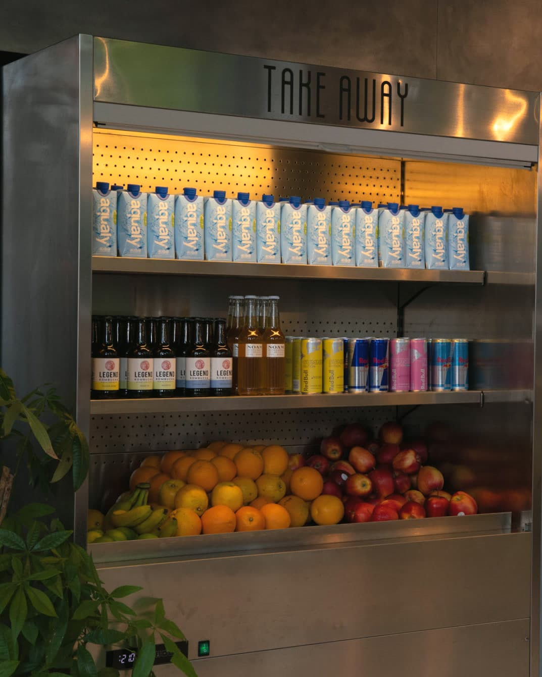 Il frigo take away di Bloom con acqua, bibite e frutta