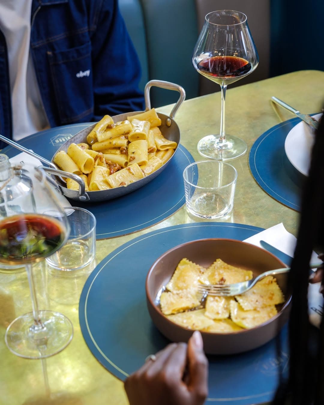 Paccheri e ravioli su un tavolo apparecchiato da Bloom