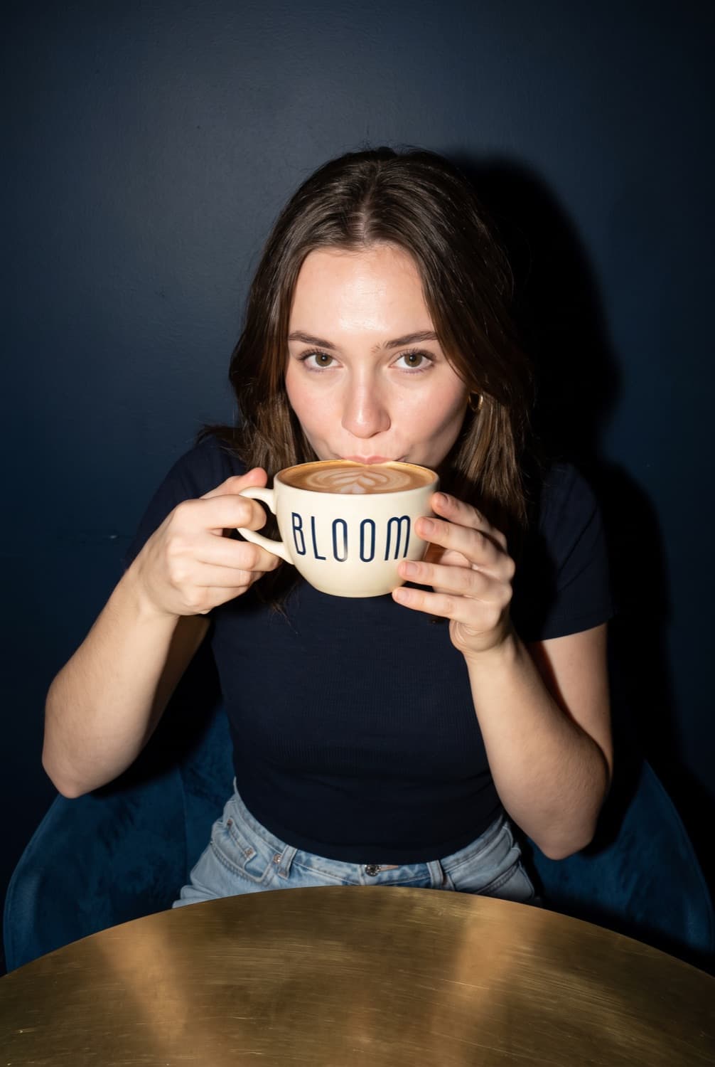 Una ragazza beve un caffè nella tazza Bloom