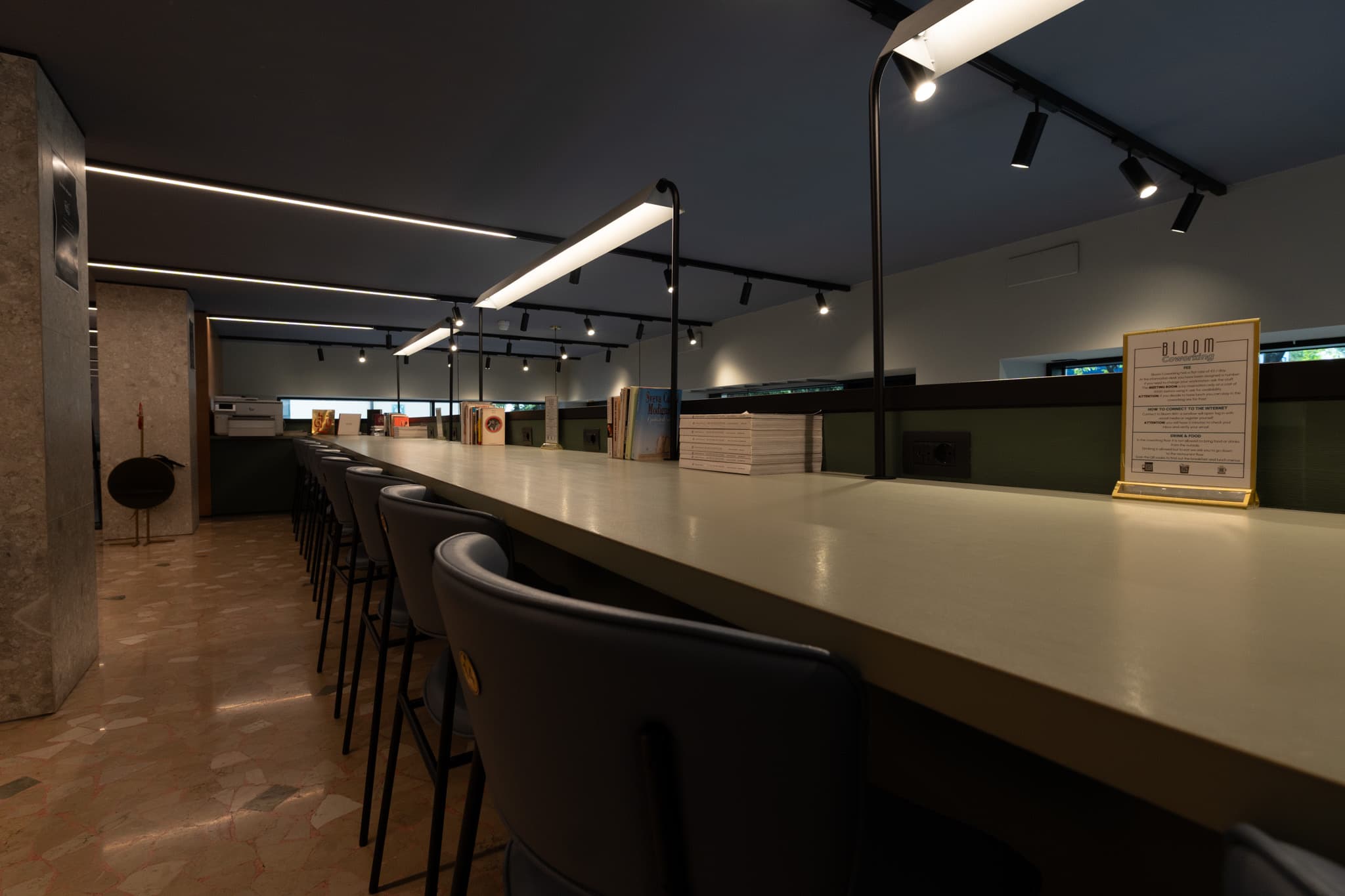Il tavolo lungo del coworking di Bloom