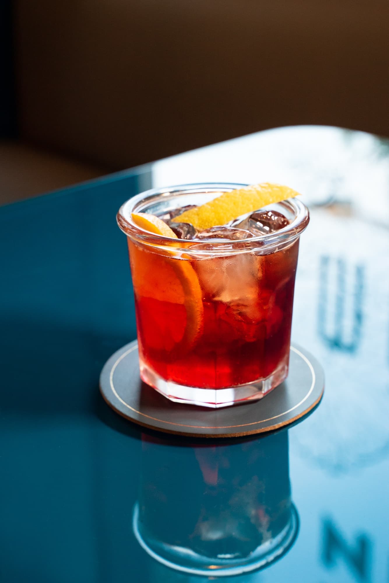 Un Negroni con scorza d'arancia
