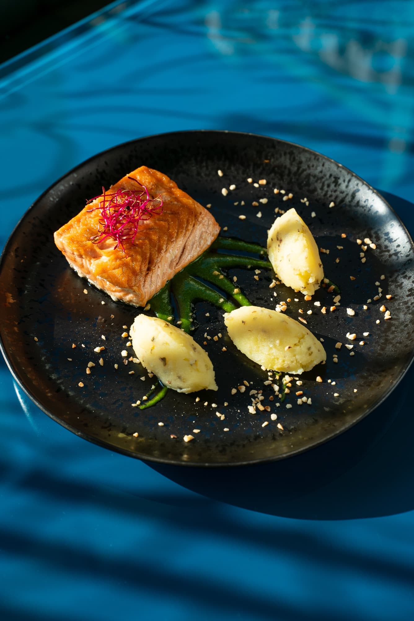 Salmone scottato con quenelle di patate e salsa verde